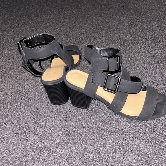 Black strappy heels - Picture 2 of 4